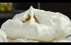 Пирожное безе с вафлями и орехами - Кулинарные видео рецепты
