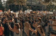Тихие протесты против локдауна захватили всю Австралию