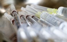 Риск непривитых умереть от коронавируса в 48 раз выше