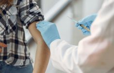 Россиянам озвучили возможные побочные эффекты вакцинации против COVID-19