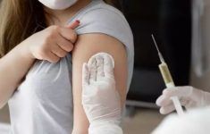 Мясников: вакцинация не останавливает распространение коронавирусной инфекции