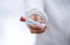 Штамм Омикрон может стать для людей «живой вакциной» – вирусолог Чумаков
