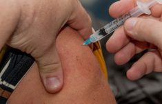 Вакцинировать подростков начнут уже в этом году
