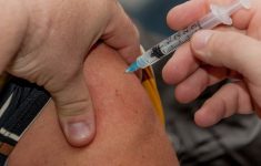 Наличие этой болезни снижает эффективность вакцин против коронавируса