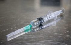 Свыше 60% пожилых россиян вакцинировались