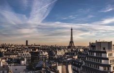 Франция не будет вводить комендантский час на Новый год