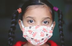 Эпидемиолог назвал омикрон-штамм особо опасным для маленьких детей. Почему так происходит?