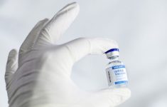 Вакцинами от коронавируса попробуют бороться с ВИЧ