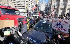 Антиковидные протесты угрожают спокойствию в Канаде