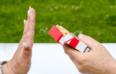 Наклеивание ценников на сигареты поможет бросить курить