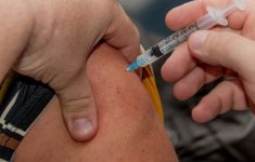 Почти все попадающие в больницы с коронавирусом пациенты не вакцинированы