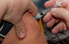 Прививки от коронавируса для подростков опасней самой болезни