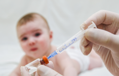 Вакцину от ковида признали безопасной для младенцев