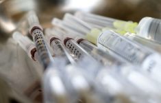 Минздрав: в России от коронавируса вакцинировались 58% человек