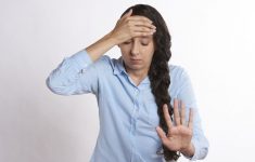 Женщины страдают от головных болей чаще мужчин