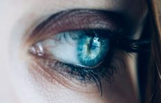 Коронавирус косвенно может вызвать потерю зрения