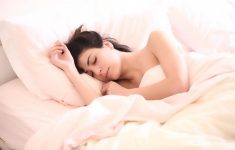Как расслабиться и уснуть: питье воды перед сном может вызвать сонливость