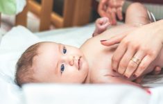 Прививки во время беременности защищают детей от Омикрона