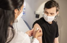 Вакцинация от коронавируса срабатывает у пациентов с опухолями