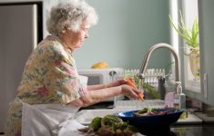 От старческого слабоумия защитит мытьё посуды