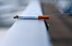 В пандемию уменьшилось число людей, желающих бросить курить