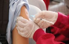 Риск осложнений после вакцин от ковида - менее 0,018%