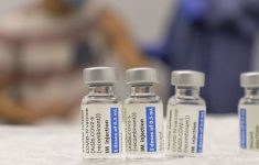 Четырежды привитый глава Pfizer второй раз за месяц заразился коронавирусом
