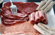 Медики рассказали о прямой связи между консервантами в колбасе и сосисках и риском развития диабета 2 типа