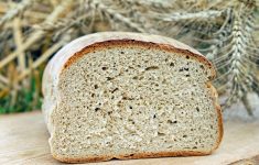 Токсиколог Кутушов рассказал, что будет, если съесть зеленую плесень, которая появляется на хлебе, овощах и варенье