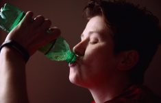 Найдена связь между сладкими напитками и смертью от рака