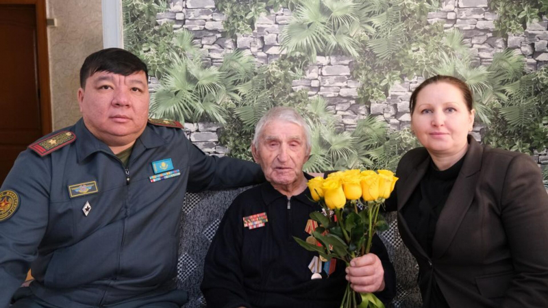 В Павлодаре военнослужащие поздравили ветерана Великой Отечественной войны с 99-летием