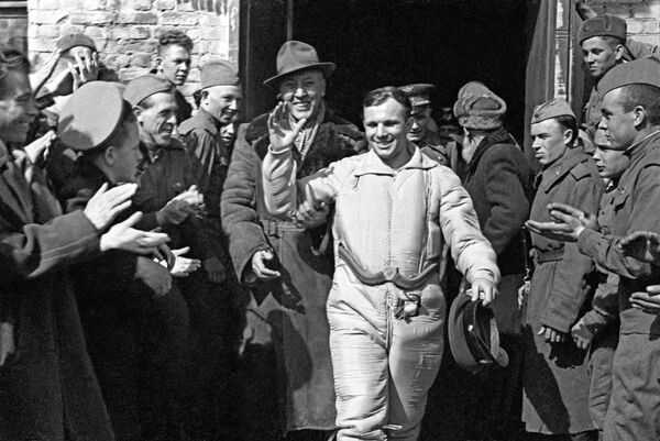 Юрий Гагарин - простой советский человек с великой миссией: редкие фото первого космонавта