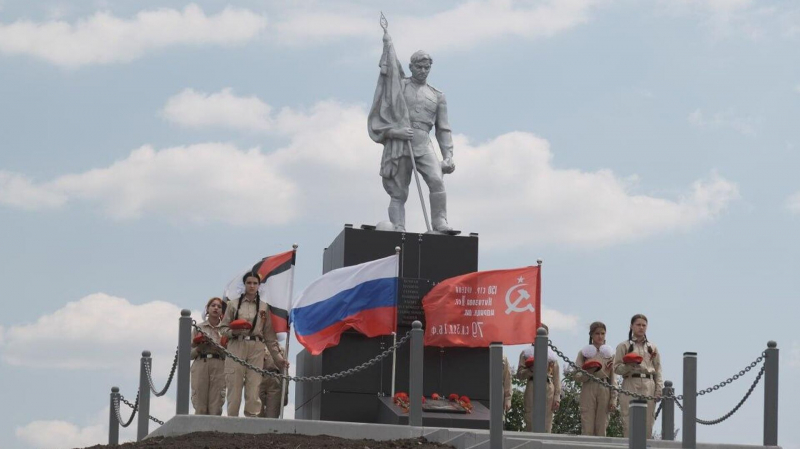 В ДНР открыли отреставрированный памятник советским воинам