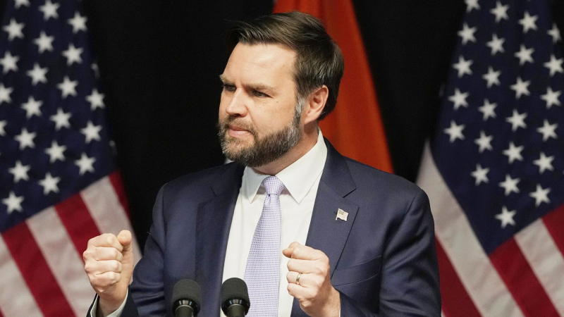 Вэнс заявил, что только Россия и Украина могут добиться урегулирования