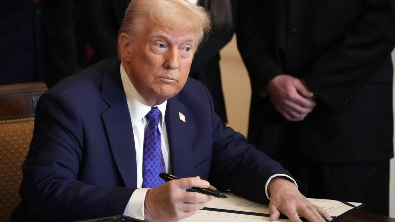 Дональд Трамп прекратил финансирование "Голоса Америки" и "Радио "Свобода"*