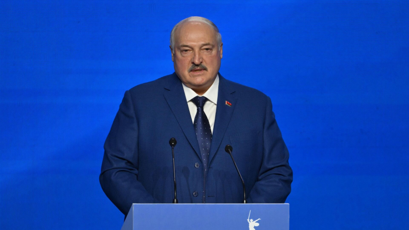 Лукашенко поздравил белорусов с Днем Государственного флага