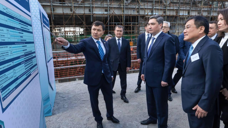 Премьер Бектенов проверил реализацию проекта LRT в Астане