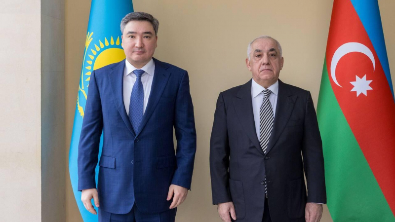 Премьер Казахстана Бектенов провел переговоры в Азербайджане