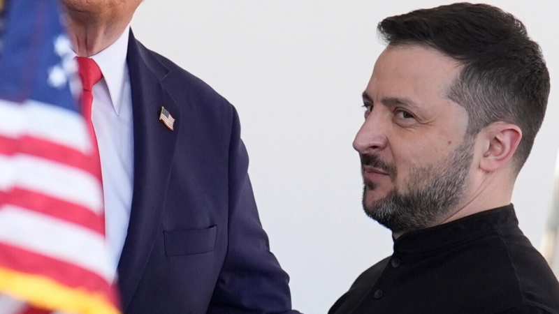 Зеленский может превратить Украину в колонию США, считает Азаров